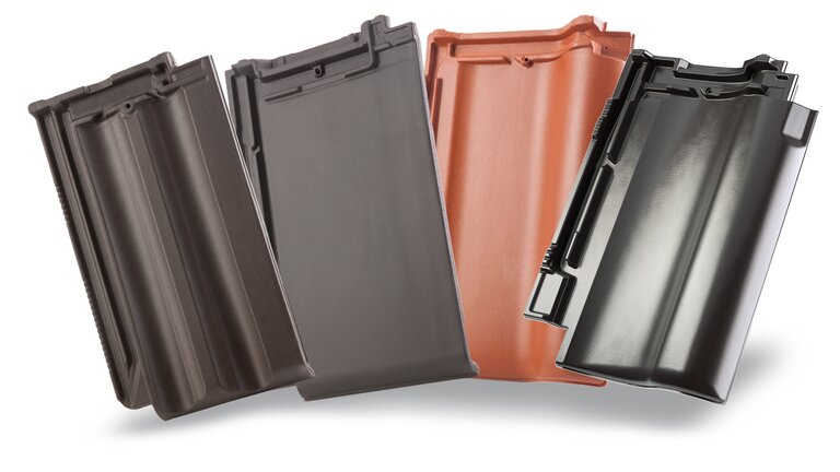 Vier Röben Tondachziegel auf weißem Hintergrund